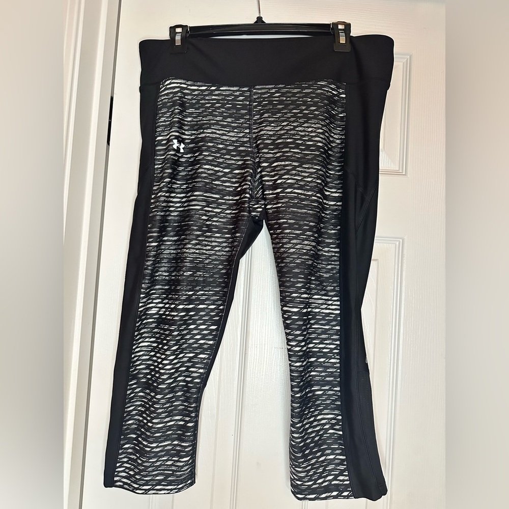 Under Armour Black and Gray Patterned Yoga Pants/Capris